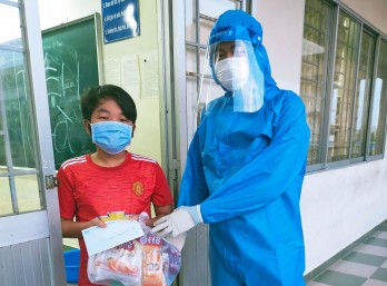 TP.Tân An tặng quà Trung thu cho trẻ em tại khu cách ly tập trung, trẻ có hoàn cảnh đặc biệt khó khăn