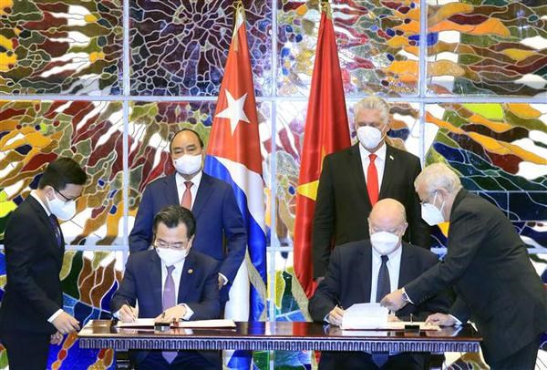 President Nguyen Xuan Phuc and Cuban President Miguel Díaz Canel witness the signing of a number of agreements between the two countries (Photo: VNA)