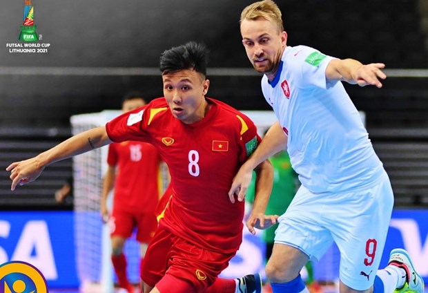 Players of Vietnam and Czech Republic vie for the ball (Photo: FIFA)