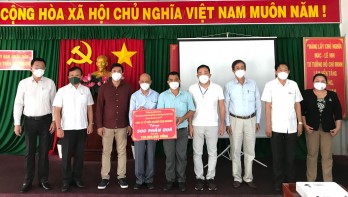 Hiệp hội Doanh nhân người Việt Nam ở nước ngoài tặng quà tại huyện Cần Giuộc