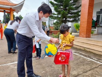 Bí thư Thành ủy Tân An trao quà cho hộ nghèo huyện Tân Thạnh