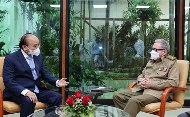 President Nguyen Xuan Phuc (left) met with General Raul Castro Ruz on September 20 (local time) as part of his official visit to Cuba. (Photo: VNA)