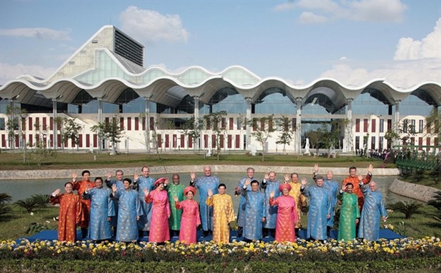 World leaders, in Vietnamese traditional dress, pose for a group photo at the APEC Summit in Hanoi in 2006. (Photo: VNA)