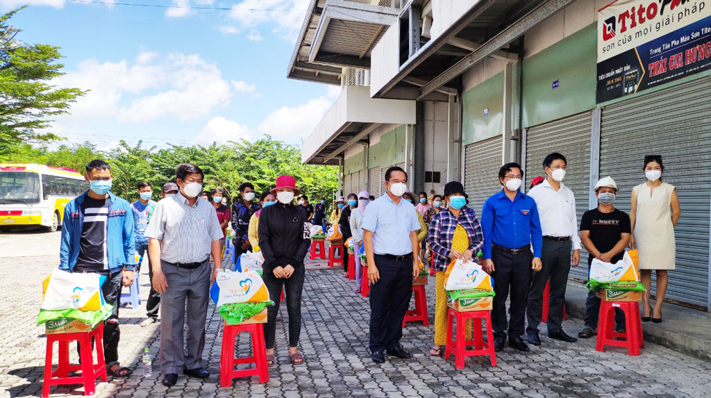 The delegation gives gifts to employees in Ben Luc