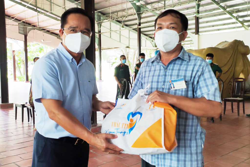 Secretary of Long An Provincial Party Committee - Nguyen Van Duoc awards gifts to the representative of field hospital No. 23