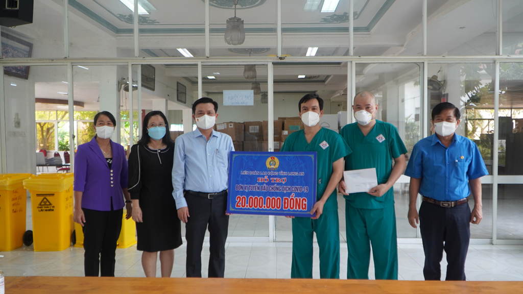 Standing Deputy Secretary of the Provincial Party Committee - Nguyen Thanh Hai (3rd, L) presents gifts to support the Central Covid-19 Resuscitation Center