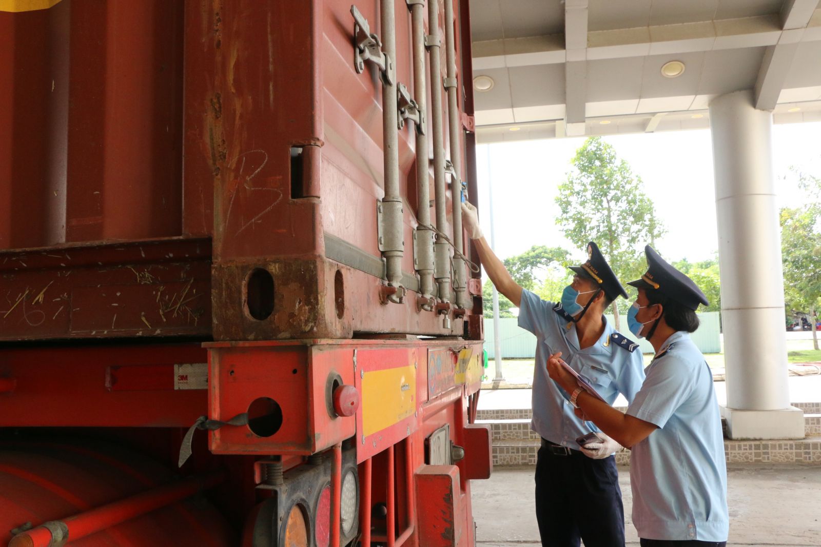 The Customs Branch of Binh Hiep International Border Gate inspects containers