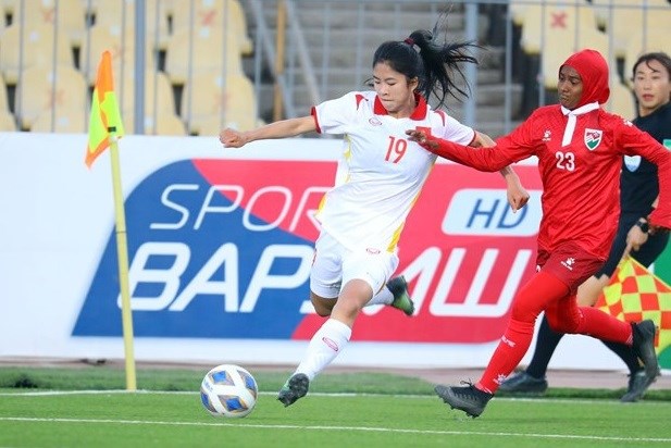 Players of Vietnam and Maldives vie for the ball (Photo: AFC)