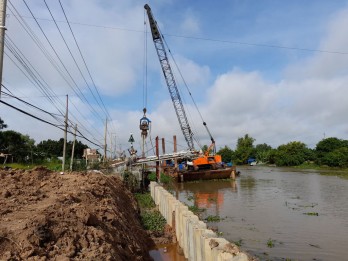 Tan Thanh: Townlet embankment project started construction with cost of over 309 billion VND