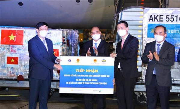 President Nguyen Xuan Phuc attends (second, left) witnesses the symbolic reception of 1.05 million Abdala vaccine at Noi Bai airport in Hanoi on September 25 evening. (Photo: VNA)