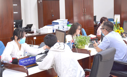 People and businesses come to carry out administrative procedures at the Provincial Public Administration Service Center (Illustrative photo)