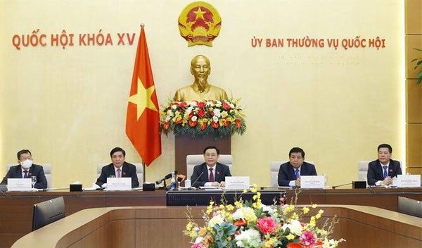 National Assembly Chairman Vuong Dinh Hue  (middle) chairs the meeting (Photo: VNA)