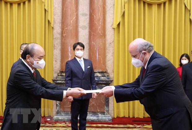 President Nguyen Xuan Phuc receives credentials from Ambassador of Austria Hans-Peter Glanzer (R). (Photo: VNA)