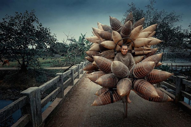 The photo “Bamboo baskets seller” by Vietnamese photographer Ly Hoang Long (Photo: https://www.all-about-photo.com/)