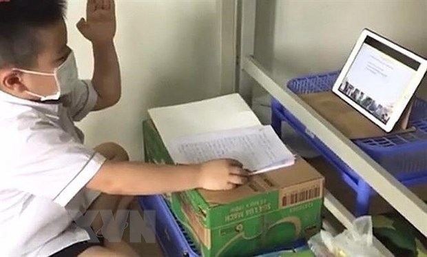 A student in Hanoi studies online (Photo: VNA)