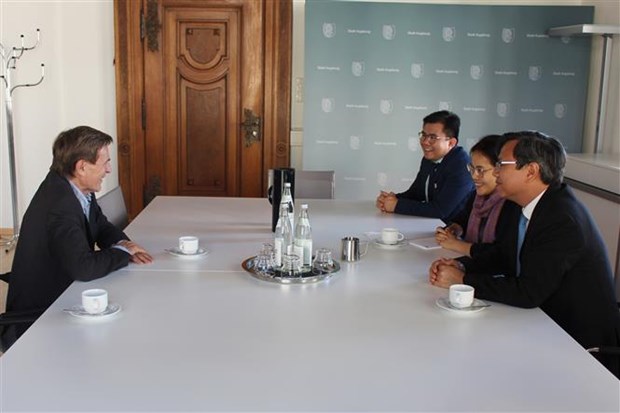 Consul General Le Quang Long (first from right of the right side) meets with Augsburg's third honorary mayor Bernd Kränzle (left) (Photo: VNA)