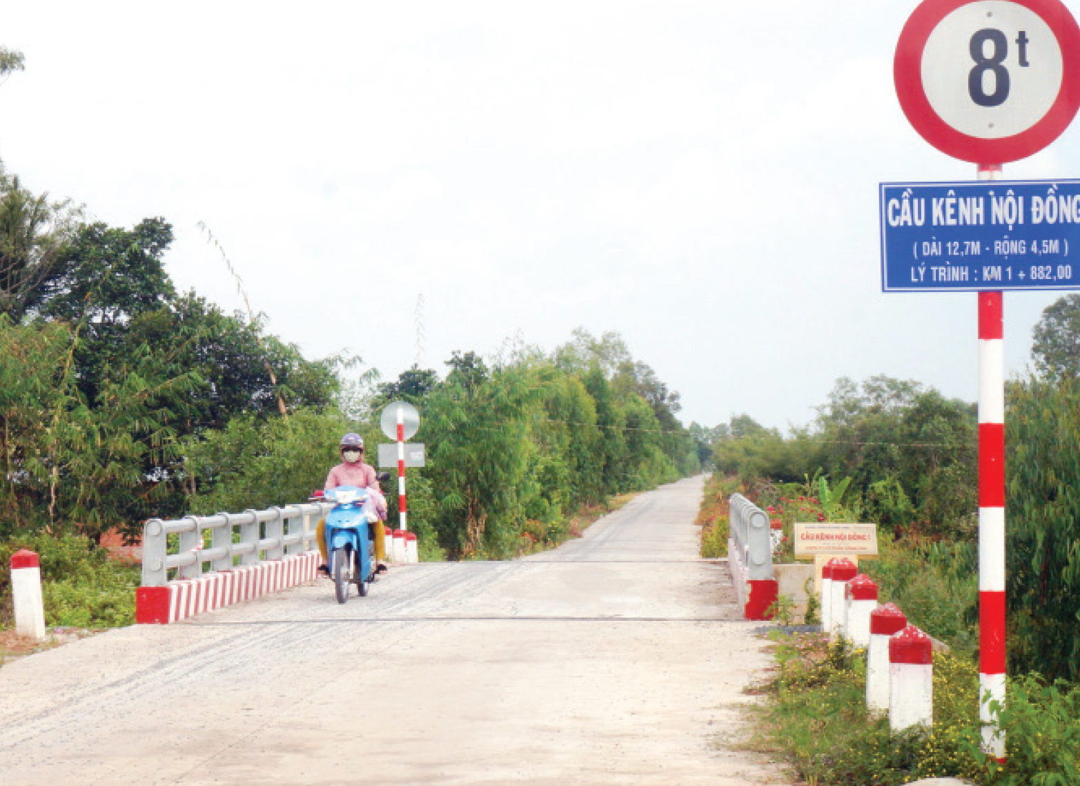 Many rural roads have been invested and expanded from the support and donation of people's land