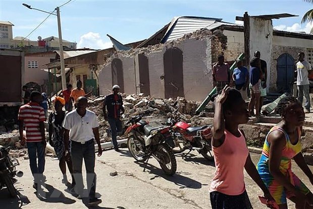 Houses are destroyed after a 7.2 magnitude earthquake in Jeremie, Haiti, on August 14, 2021. (Photo: AFP/VNA)