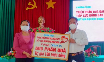 Tân Thạnh: Tiếp nhận và trao quà từ chương trình ‘Triệu phần quà đại đoàn kết tiếp sức đồng bào miền Nam vượt qua đại dịch Covid-19’