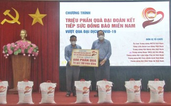 Phó Chủ tịch UBND tỉnh - Nguyễn Minh Lâm trao quà tại thị xã Kiến Tường