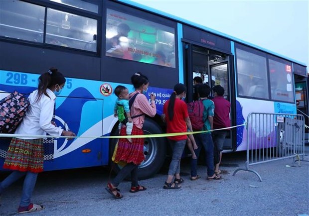 Returnees from southern provinces and cities are brought home by coach from Hanoi's Phu Xuyen district. (Photo: VNA)