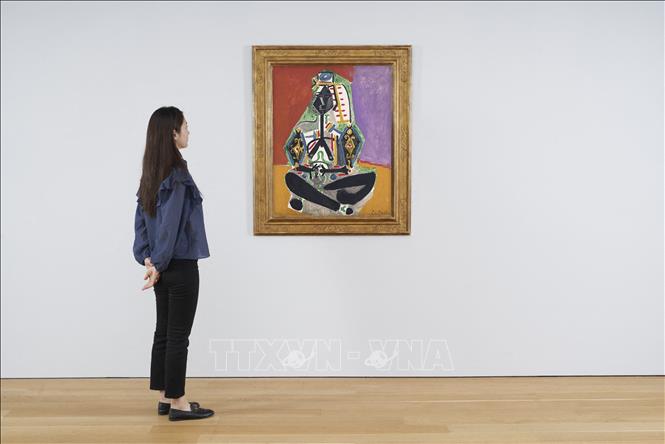 Bức tranh "Crouching Woman in Turkish Costume (Jacqueline)" của danh họa Picasso được trưng bày tại nhà đấu giá Christie's. Ảnh: AFP/TTXVN