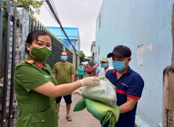 Công an huyện Bến Lức trao 1.000 phần quà cho công nhân các khu nhà trọ