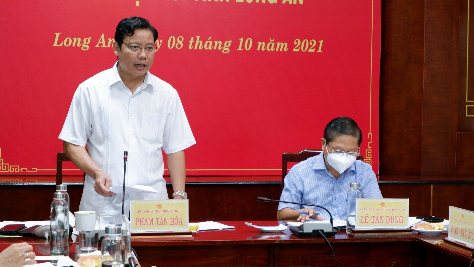 Vice Chairman of the Provincial People's Committee - Pham Tan Hoa speaks at the meeting