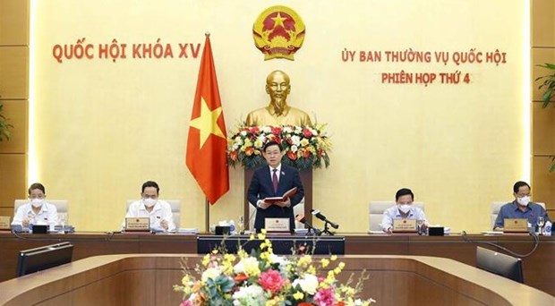 NA Chairman Vuong Dinh Hue speaks at the session. (Photo: VNA)