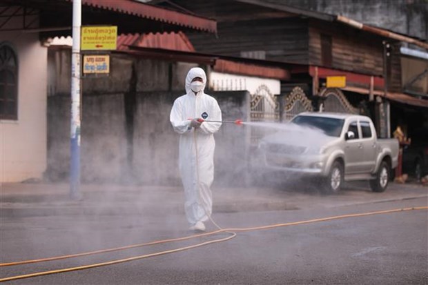 Spraying disinfectant solution to prevent the spread of COVID-19 in Vientiane, Laos (Photo: Xinhua/VNA)