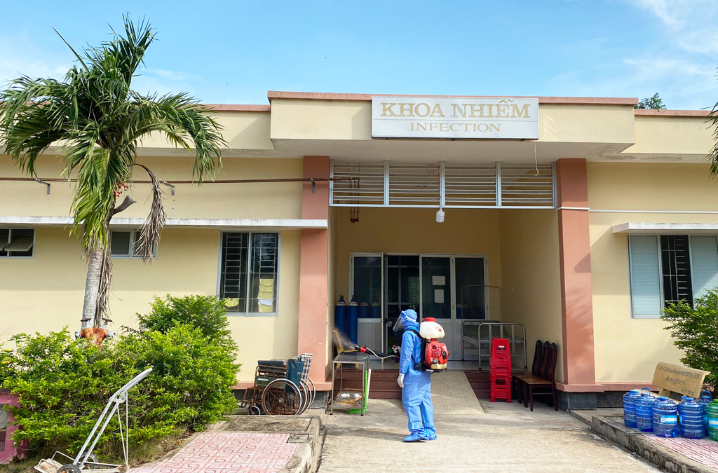 Before being restored to operational capacity, the District Health Center conducts continuous cleaning and disinfection to ensure the safety of patients and medical staff