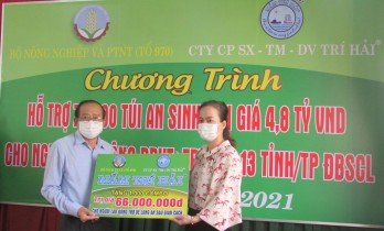 Bộ Nông nghiệp và Phát triển nông thôn trao quà cho người lao động huyện Bến Lức