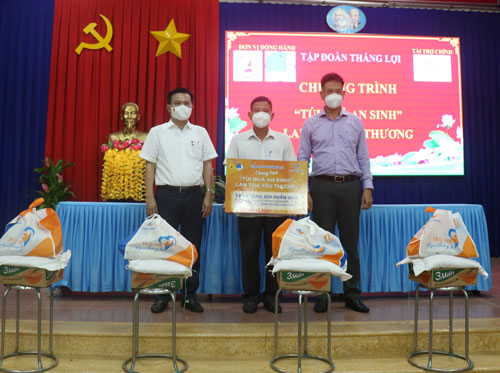 Standing Deputy Secretary of the Provincial Party Committee - Nguyen Thanh Hai and a representative of Thang Loi Group presented a welfare gift bags in Long Trach commune, Can Duoc district