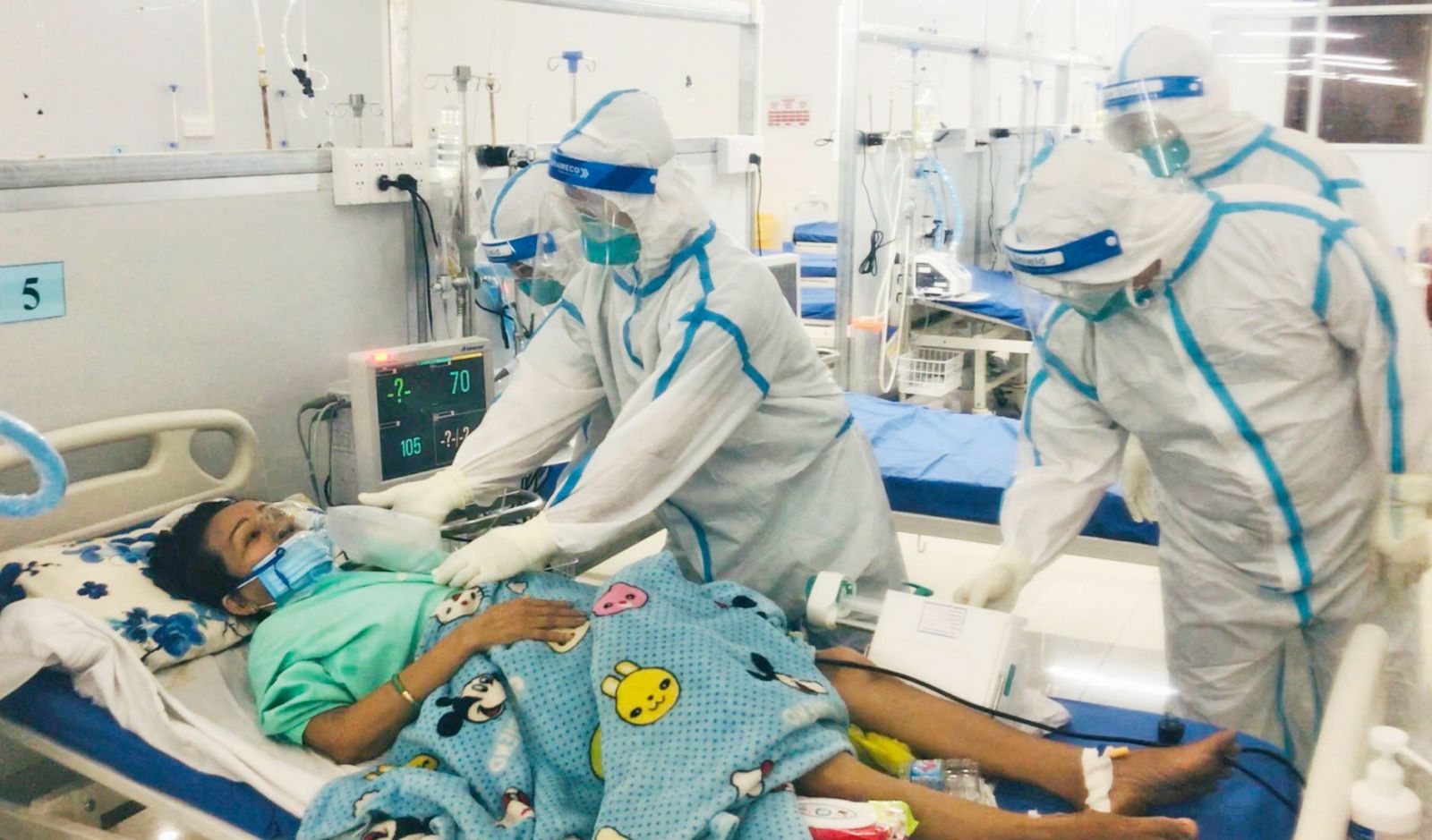 Thai Nguyen medical staff takes care of Covid-19 patients at the Covid-19 Intensive Care Center under Thai Nguyen Central Hospital in Long An