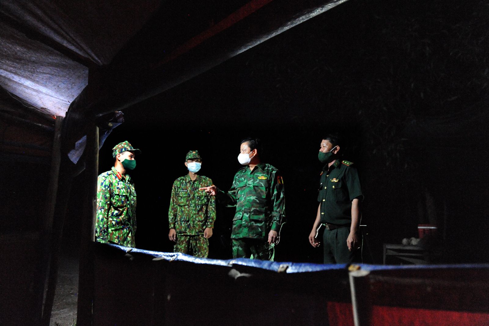 Vice Chairman of the Provincial People's Committee - Pham Tan Hoa (2nd, R) visits and encourages border guards and officers