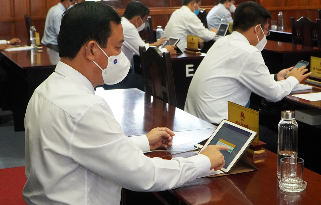 Delegates of the Provincial People's Council vote on tablets