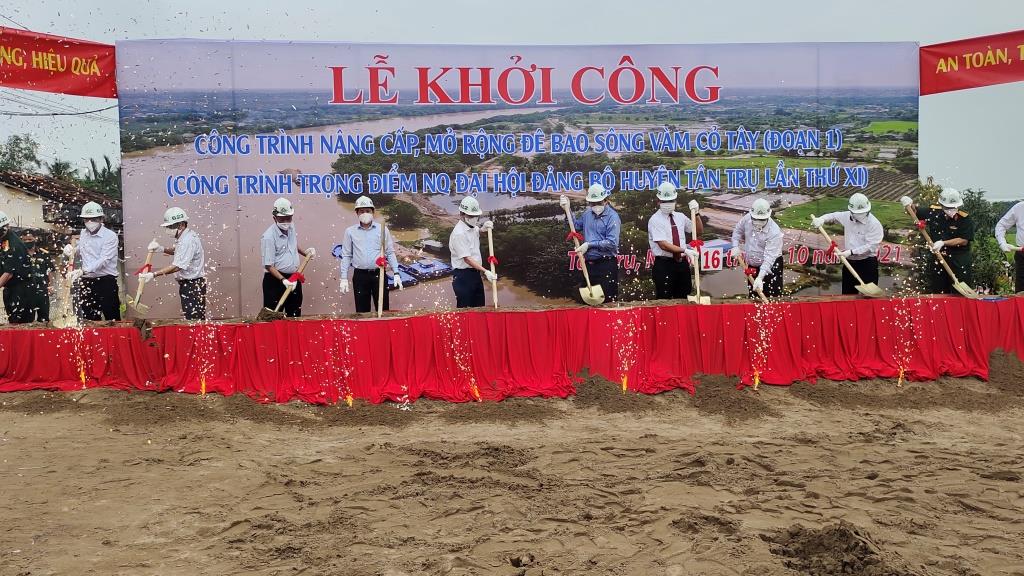 Leaders of Long An province and Tan Tru district perform the groundbreaking ceremony