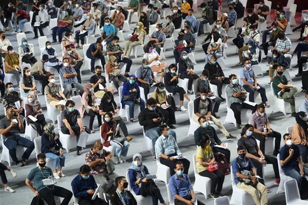 People get vaccinated against COVID-19 in Jakarta, Indonesia. (Photo: Xinhua/VNA)