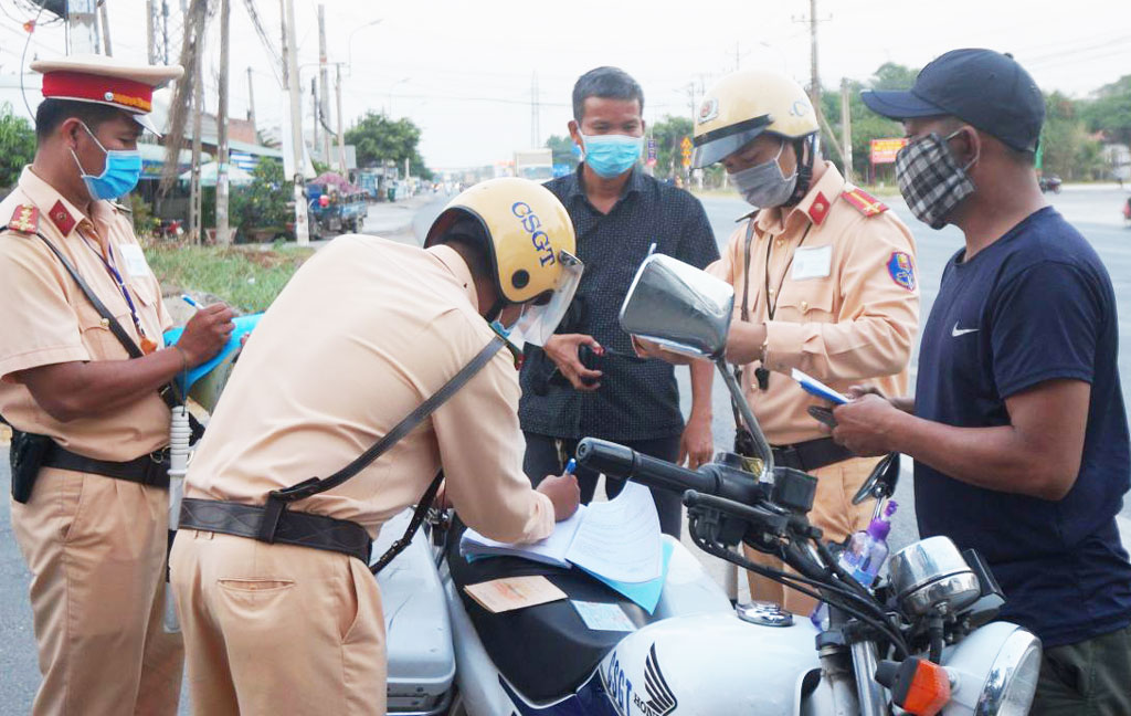 Cảnh sát giao thông kiểm tra người điều khiển phương tiện tham gia giao thông