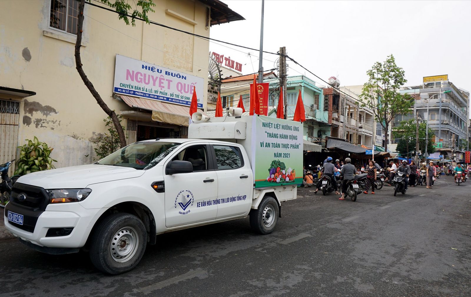 Tăng cường tuyên truyền, nâng cao nhận thức của người kinh doanh cũng như người tiêu dùng về an toàn thực phẩm (Ảnh tư liệu)