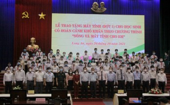 Trao tặng 227 máy tính cho học sinh từ chương trình 'Sóng và máy tính cho em'