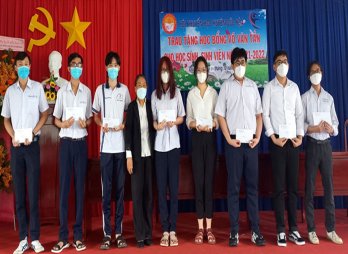 Huyện Đức Hòa trao học bổng Võ Văn Tần