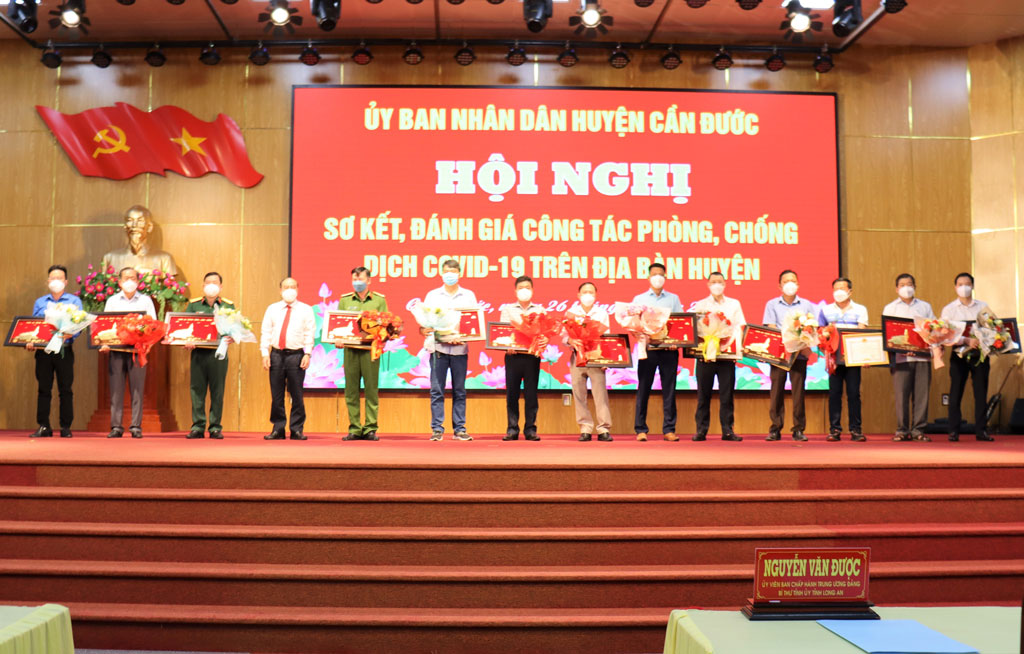 Head of the Provincial People's Committee, Chairman of the Vietnam Fatherland Front Committee - Truong Van No presents certificates of merit from the Chairman of the Provincial People's Committee, flowers and logos to collectives and individuals