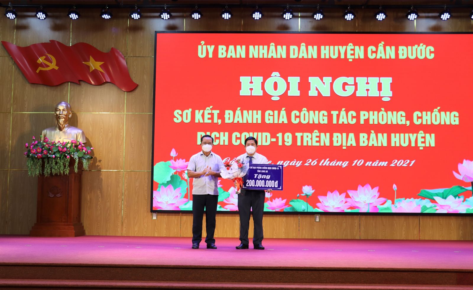 Secretary of the Provincial Party Committee - Nguyen Van Duoc awards the logo to donate the amount of 200 million VND to the Steering Committee for Covid-19 prevention and control of Can Duoc district