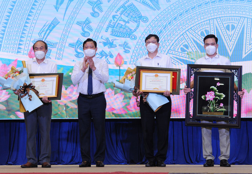 Vice Chairman of Long An Provincial People's Committee - Pham Tan Hoa (2nd, L) awards certificates of merit from the Chairman of the Provincial People's Committee to 2 collectives with achievements in supporting the Covid-19 prevention and control 