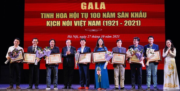 Collectives and individuals receive certificates of merit for their contributions (Photo: dantri.com.vn)