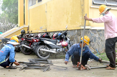 Workers urgently construct Dong Thanh High School