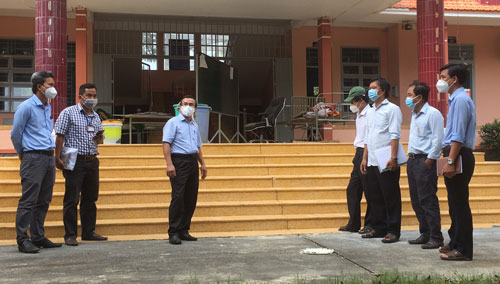 Director of the Provincial Investment and Construction PMU for Civil and Industrial Works - Nguyen Van Hung (3rd, L) inspects works restarted after the pandemic