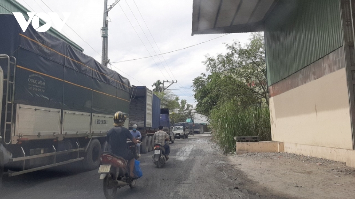 Tình hình lưu thông khu vực có nhiều doanh nghiệp xay xát lúa gạo tại xã Đông Hòa Hiệp rất phức tạp do xe tải ra vào thường xuyên.