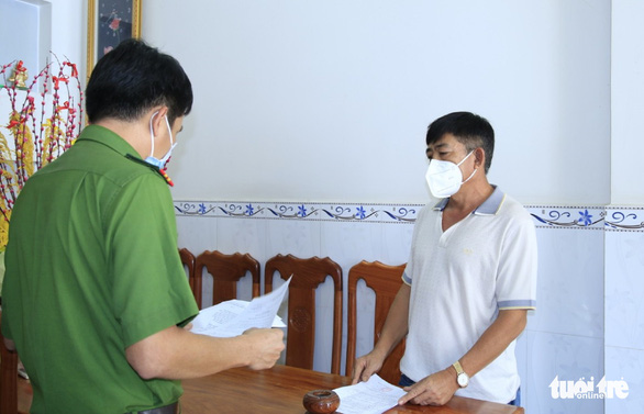 Cơ quan cảnh sát điều tra Công an tỉnh An Giang đọc lệnh bắt nguyên thượng tá Nguyễn Văn Võ - Ảnh: P.G.